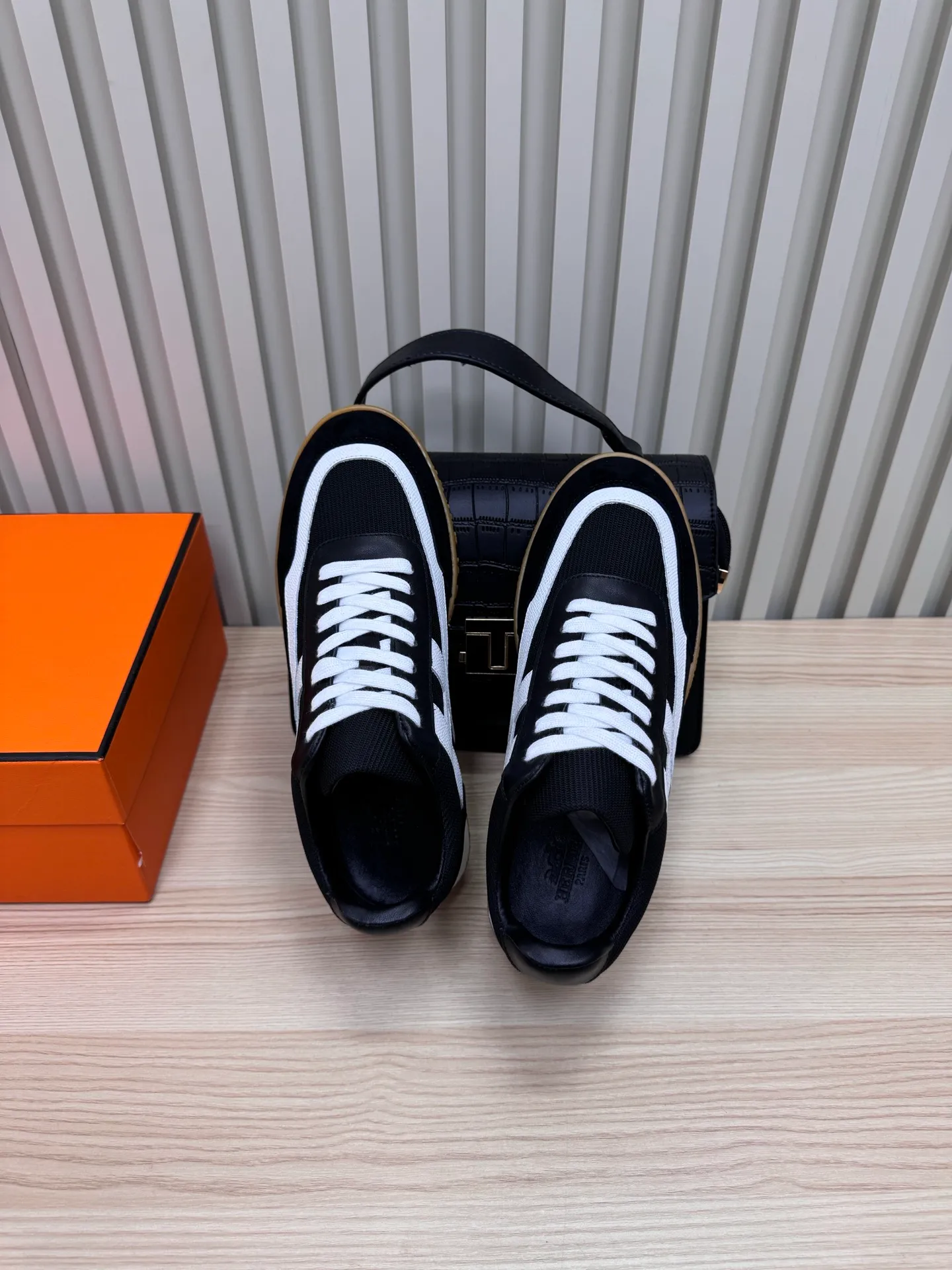 👟👟Ex-factory price 600👟👟 Hermes / Top version #couple style 24ss casual sneakers Suede goatskin sneakers decorated with contrasting patterns and iconic "H" details, beautifully packaged at the delivery counter🛍📦 Fabric: suede + down cloth Lining: mixed sheep lining Outsole: original TPU Bottom thickness: 2CM Size: 35-45